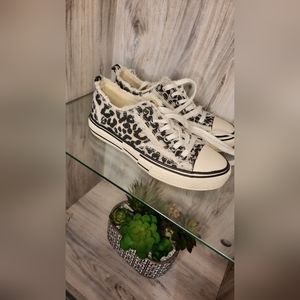 Very G Leopard Dako Fashion Sneakers  Women’s sz 8 used like new